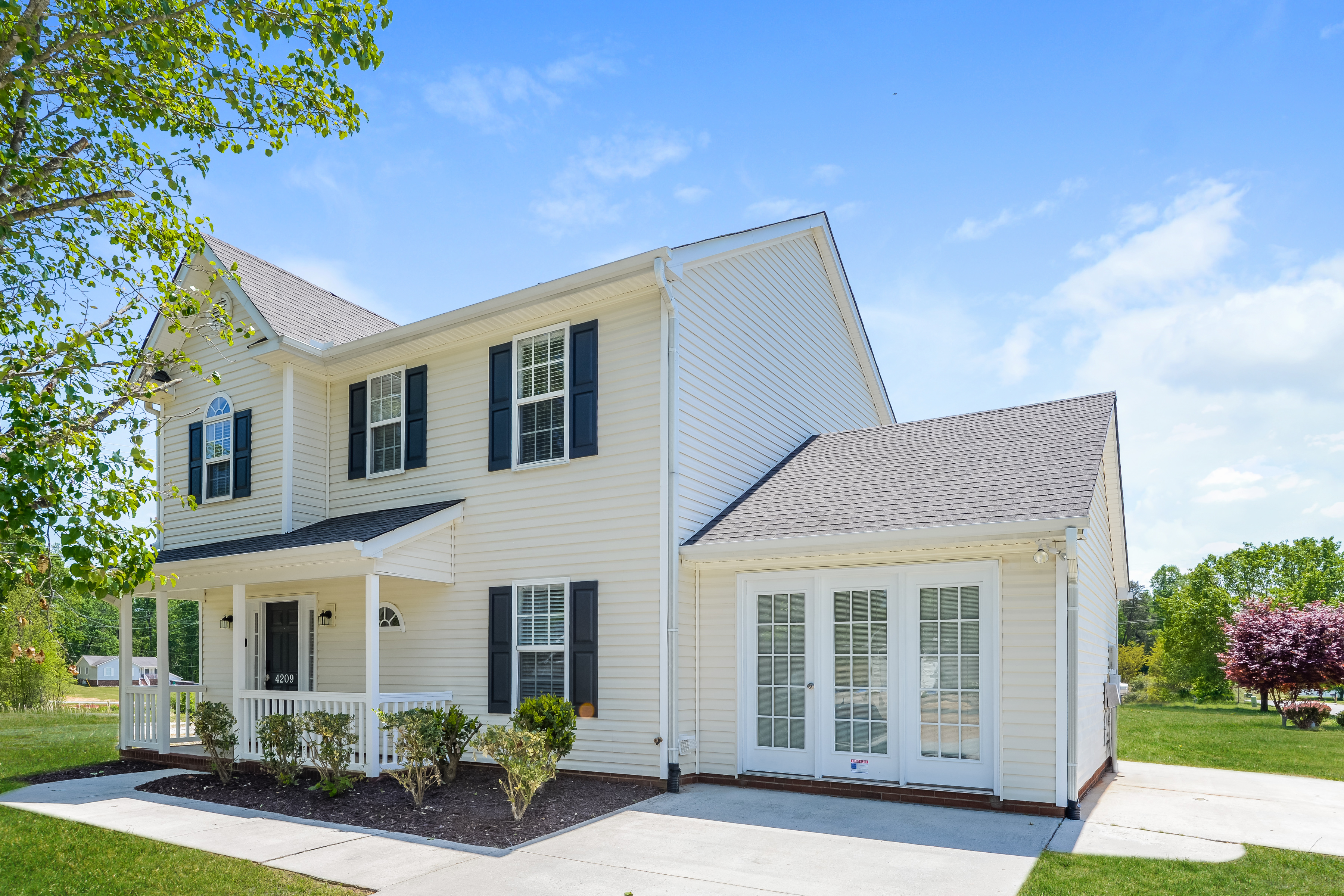 4209 Oaksburg Ct Winston-Salem, NC 27107